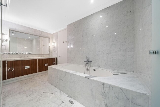 Building Photo - 15701 Collins Ave