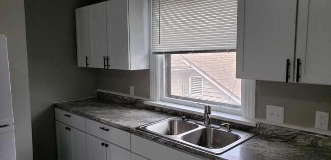 Building Photo - 2 bedroom 1 bath duplex