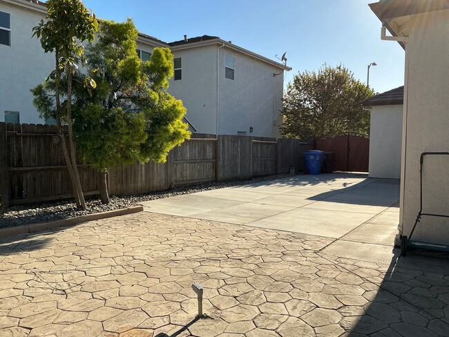Building Photo - Stunning Manteca Home with 4 Bedrooms, 3 B...