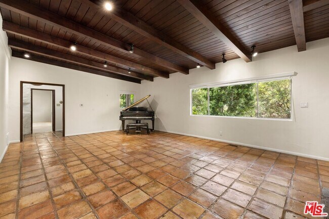 Building Photo - 2370 Nichols Canyon Rd