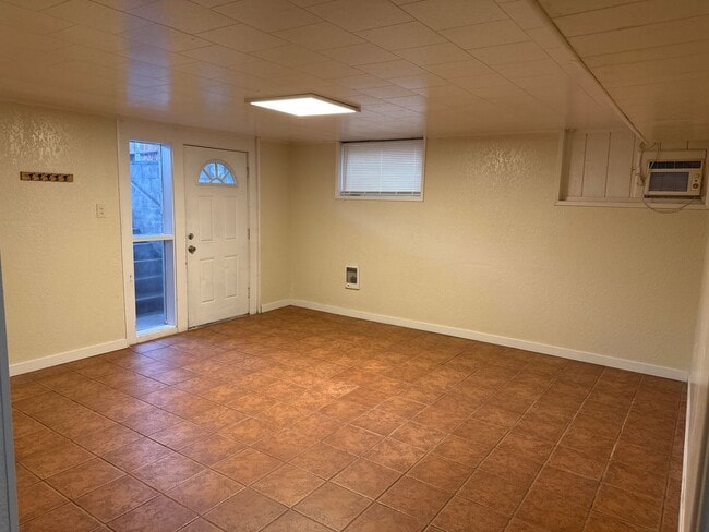 Building Photo - 902 S 29th Ave