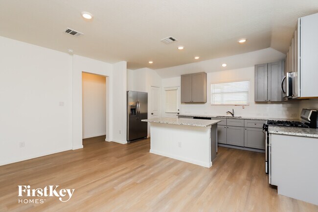 Building Photo - 10650 Vinateros Dr