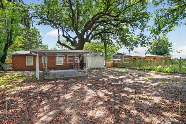 Building Photo - 2900 Lott Dr