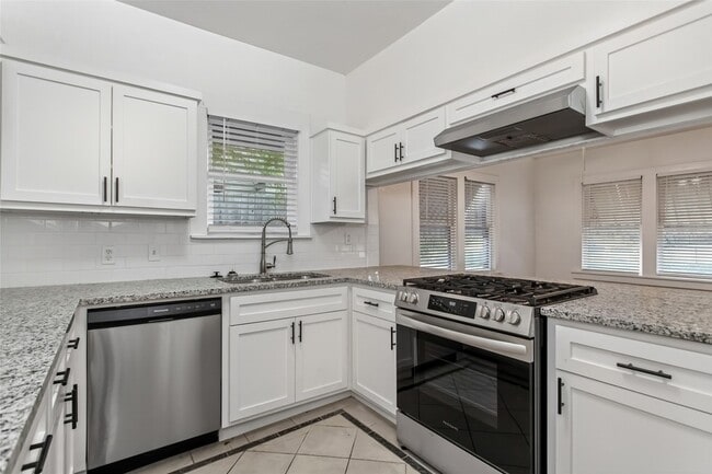 Building Photo - 5708 Live Oak St