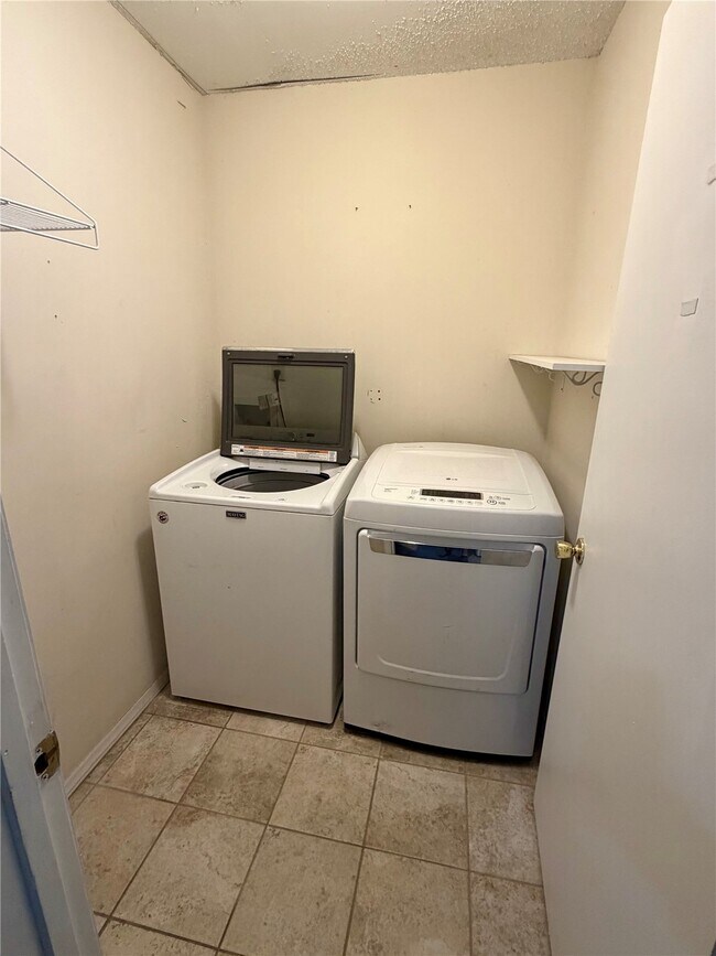 Building Photo - 895 Delray Dr