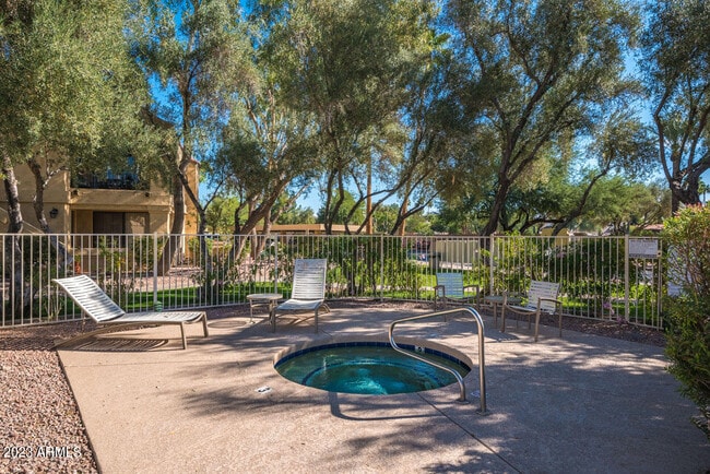 Building Photo - 9708 E Vía Linda