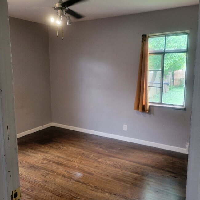 Building Photo - Beautiful 2 bed/1 bath near Grosse Pointe!...