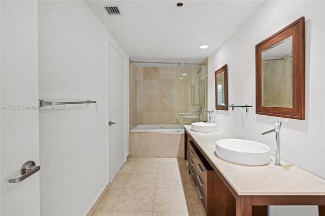 Building Photo - 475 Brickell Ave