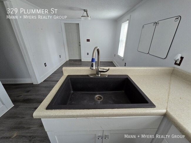 Building Photo - 329 Plummer St