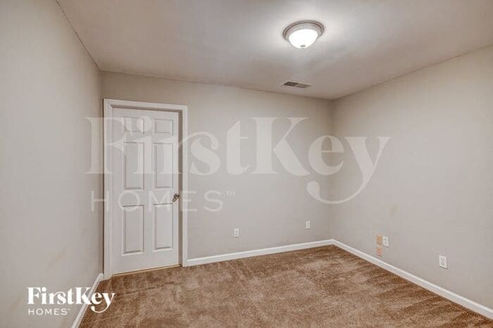 Building Photo - 657 Village Crest Cir