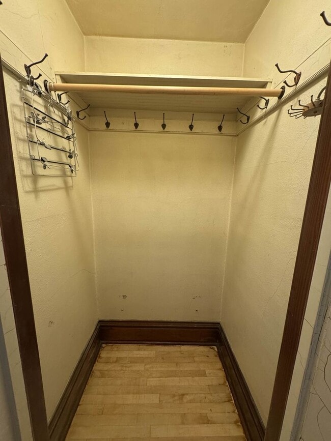 Building Photo - 3 Bedroom Freshly Renovated Family Home in Houghton