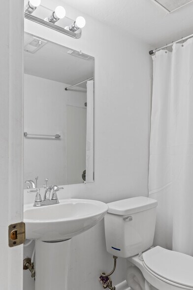 En-suite bathroom - 4507 Holly Tree Rd