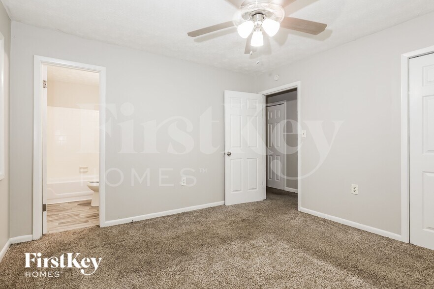 Building Photo - 252 N Lake Dr