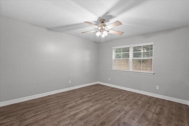 Building Photo - 2105 Murfield Dr