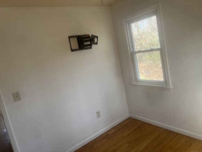 Building Photo - 102 Oak Ridge Dr