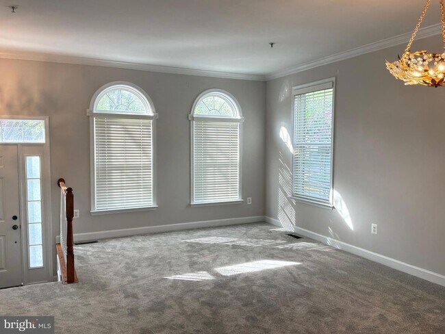 Building Photo - 300 Garden View Square