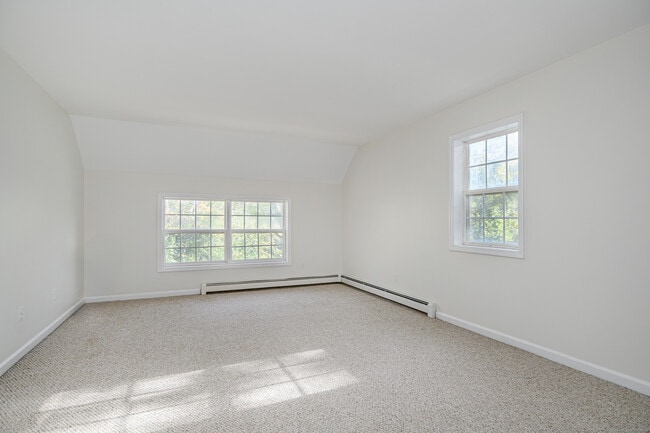 Building Photo - 54 Farview Dr