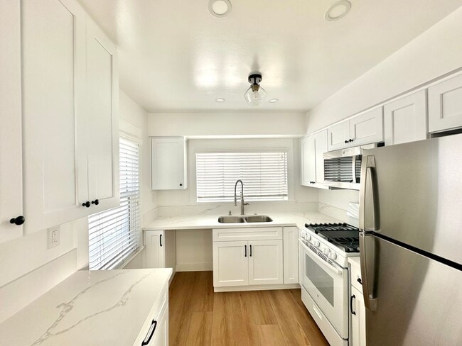 Building Photo - 006th St. Sharp