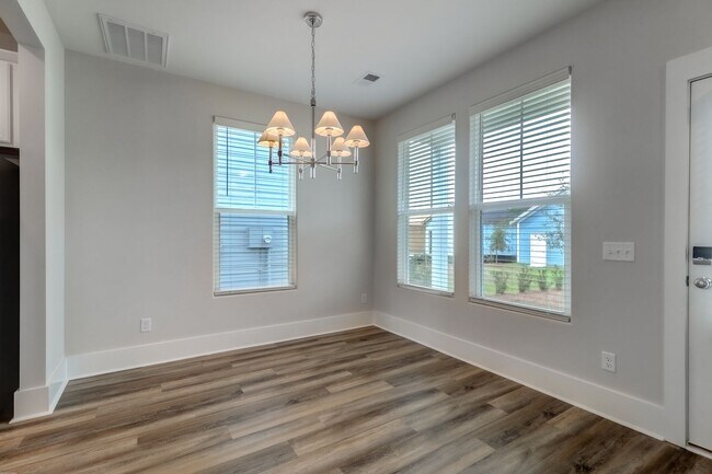 Building Photo - Beautifully Maintained 3 Bedroom, 2.5 Bath...