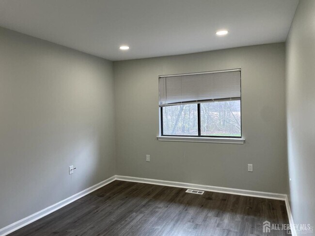 Building Photo - 42 Ashford Dr