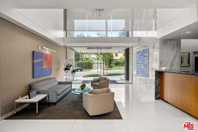 Building Photo - 838 N Doheny Dr