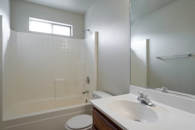 Building Photo - Open Five bedroom, three bath townhome for...