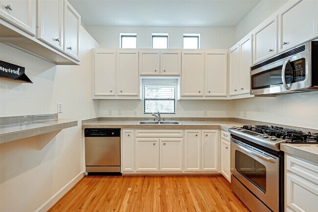 Building Photo - 11315 S Main St