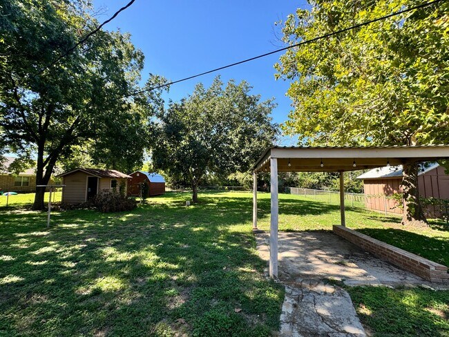Building Photo - 412 N Lydia Ave