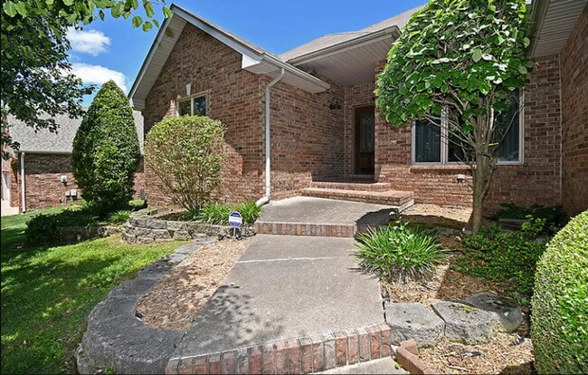 Building Photo - Spacious & Unique in Twin Oaks, Southwest Springfield