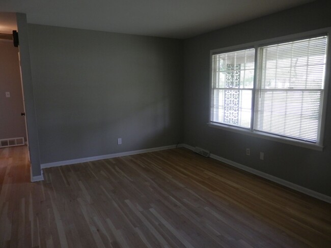 Building Photo - Great 2 Bedroom Duplex In SW Columbia!