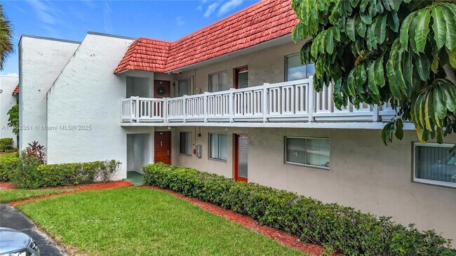Building Photo - 3501 Inverrary Dr
