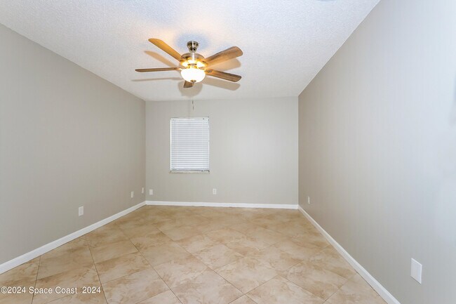 Building Photo - 661 SW Prado Ave