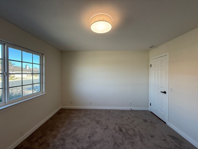 Building Photo - Beautifully Updated Single Story Custom Ho...