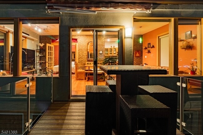 Building Photo - 152 Pine St