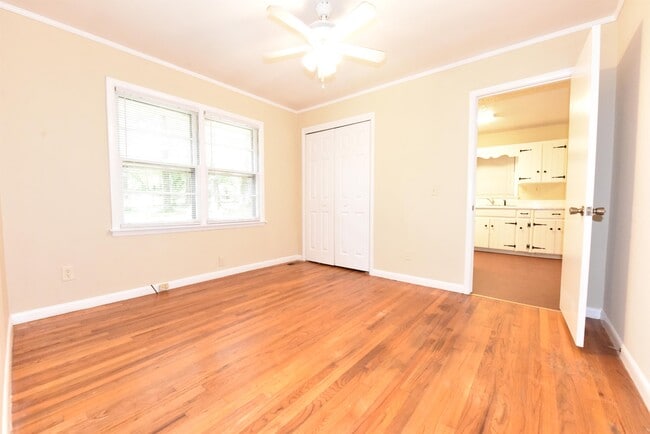 Building Photo - 1108 E Magnolia Ave