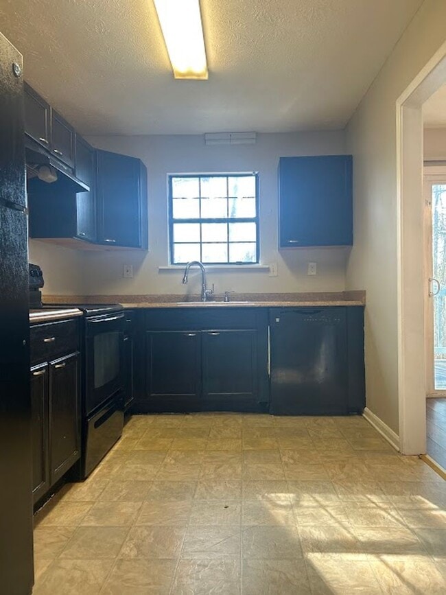 Building Photo - 4 bed and 3 bath in Decatur!