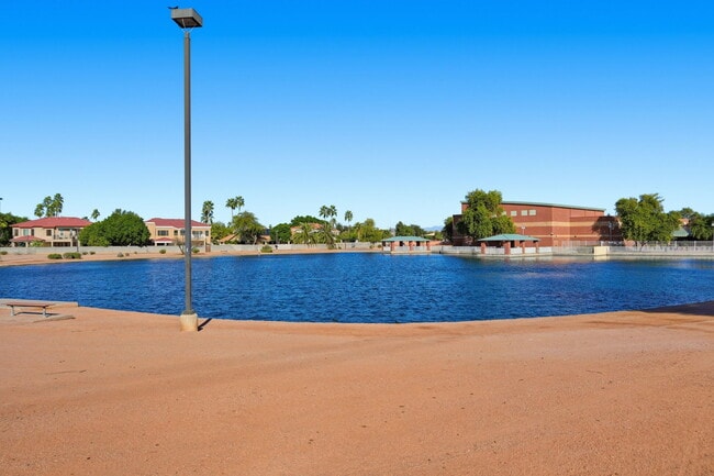 Building Photo - 1425 W Commerce Ave