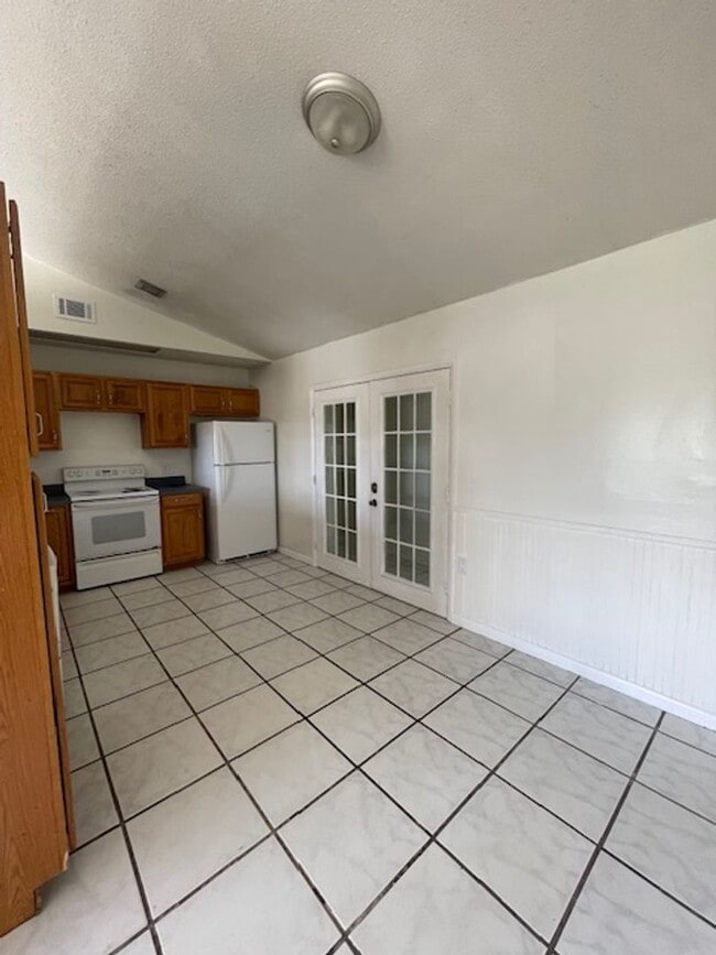 Building Photo - 4 Bed 1 Bath Home | Pet Friendly | Washer Dryer Hook Ups | Section 8 Welcome