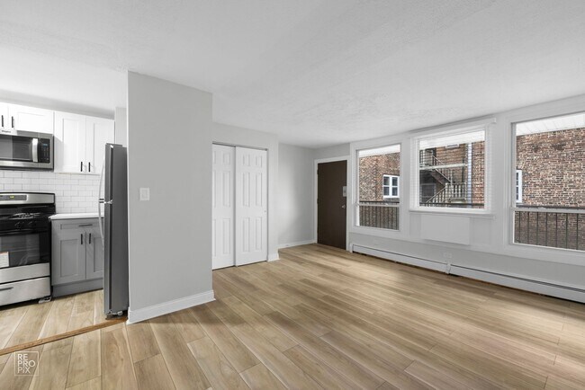 Building Photo - 6832 S Crandon Chicago, IL 60649