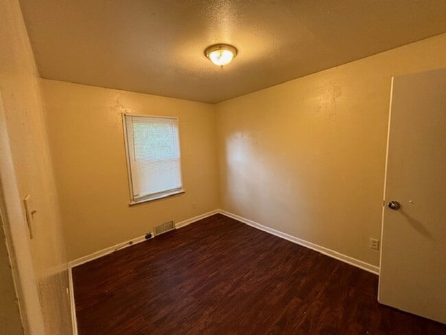 Building Photo - 3 Bedroom