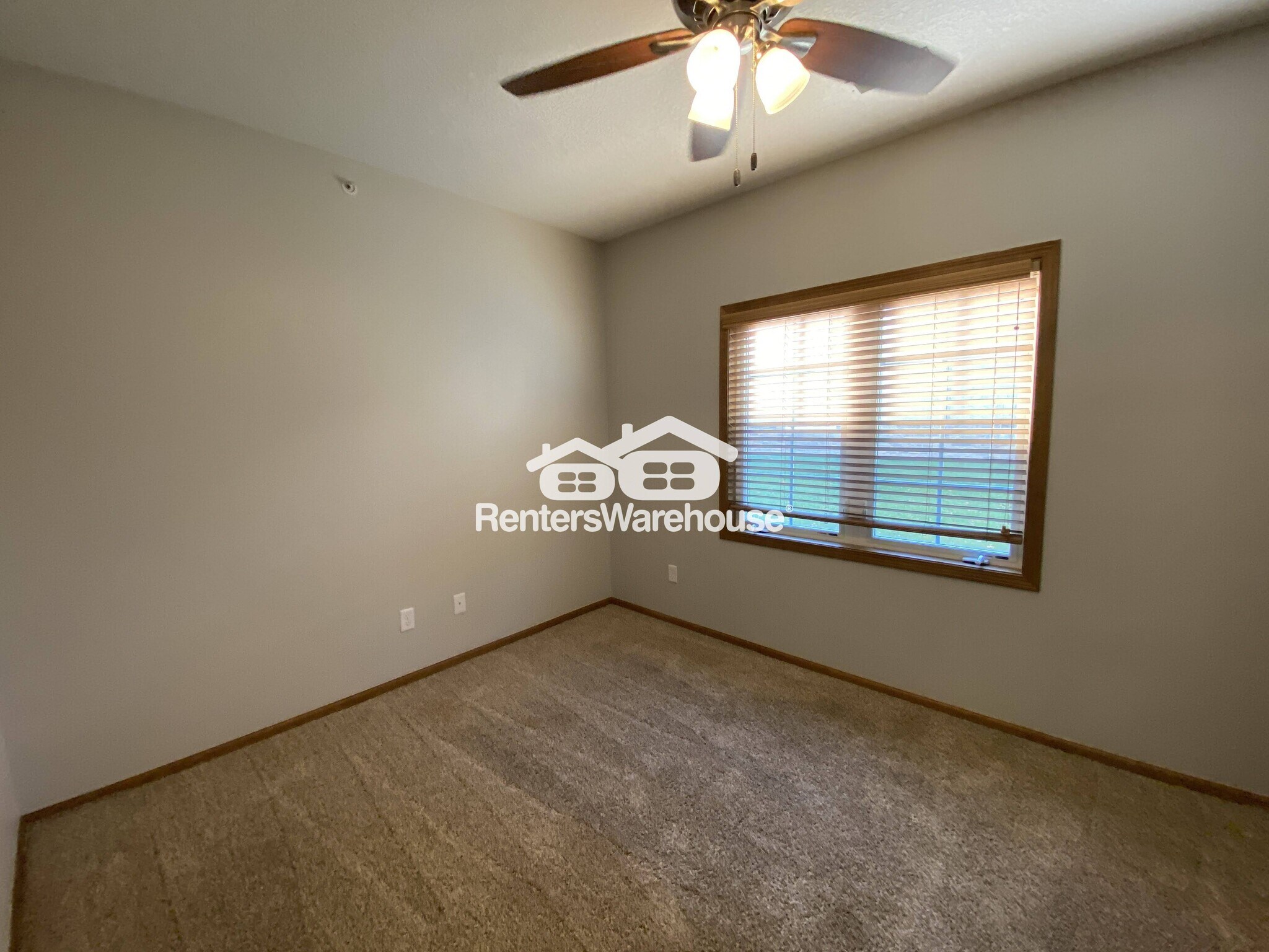 Building Photo - 2000 Meadow Ct