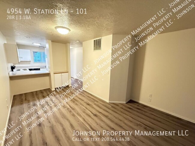 Building Photo - Walking distance to Lakeharbor and State S...