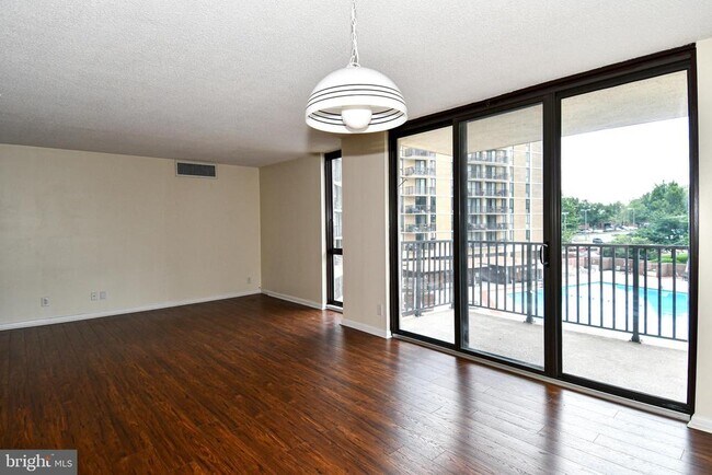 Building Photo - 6800 Fleetwood Rd