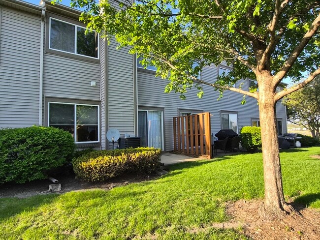 Building Photo - 1015 Woodview Ct