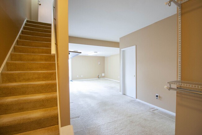 Building Photo - Gorgeous and updated 3Bd/2.5Bth townhome in the Town of Forest Hills! w/2 assigned parking space!