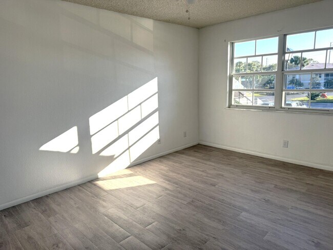 Building Photo - 1552 SE Royal Green Cir