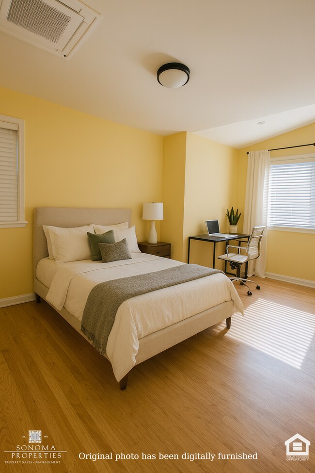 Building Photo - Bright & Cheery 2 Bedroom Home