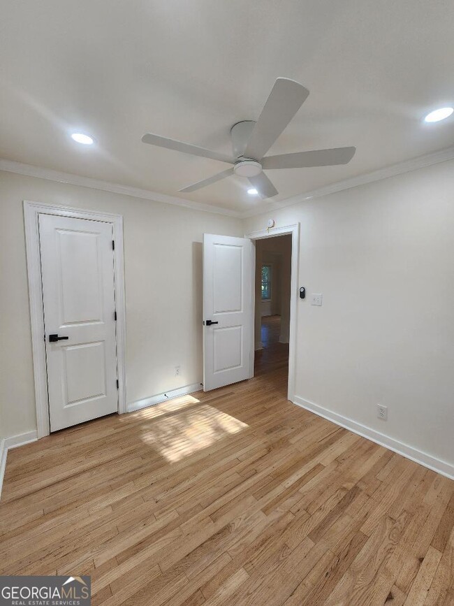 Building Photo - 302 Kelso Dr SW