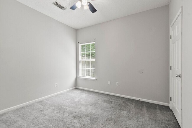 Building Photo - Nice 3 Bed 2 Bath Home! Available Now!