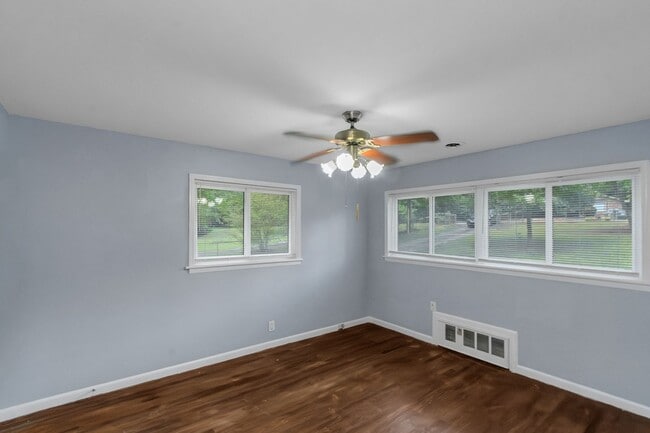 Building Photo - Your new home Awaits!
